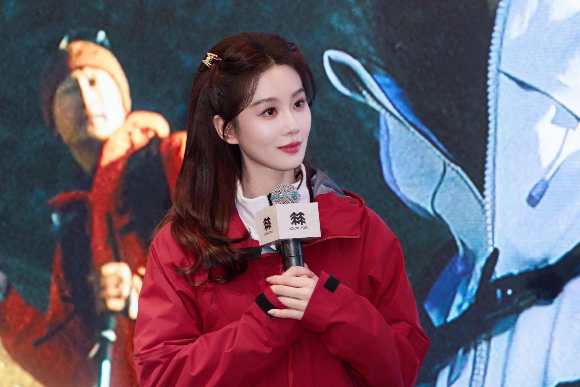 AG真人国际厅刘诗诗北京活动再现名场面！女大装扮+宠粉送咖啡双向心动(图2)