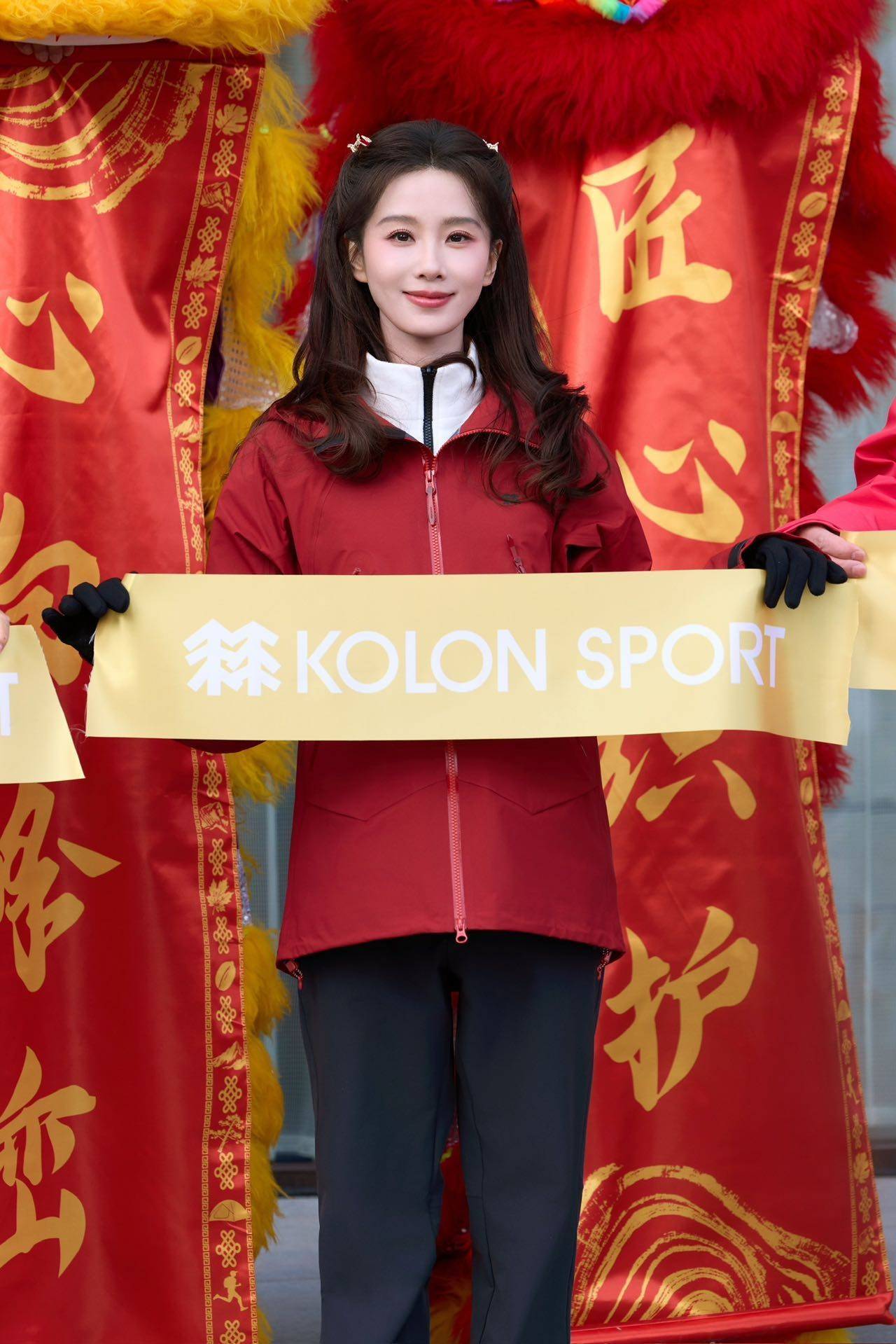 AG真人国际厅刘诗诗北京活动再现名场面！女大装扮+宠粉送咖啡双向心动(图8)