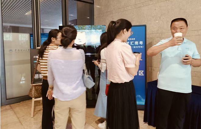 万英才汇南粤醇香咖啡赋能制造业人才盛会AG真人游戏平台技诺无人咖啡机闪耀百(图2)